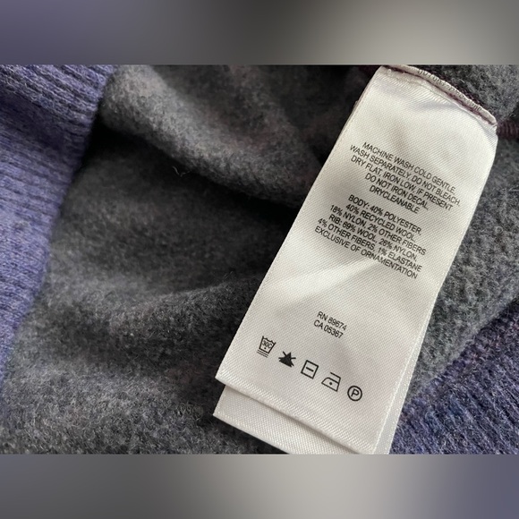 Cozy and cute Mountain Hardwear sweater - Picture 4 of 4